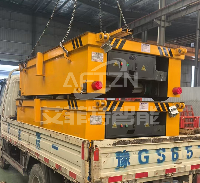 两台出口工业压力罐搬运轨道电动平板车发货