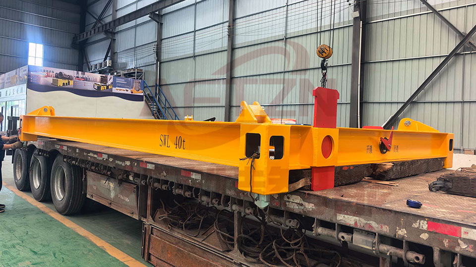 河南艾菲特载重40吨，40尺半自动集装箱吊具发货